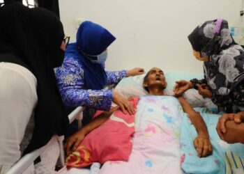 HAMID Salleh (tengah) yang terlantar sakit kanser hati meninggal dunia di Kampung Melayu Majidee, Johor Bahru, Johor, semalam. – UTUSAN/RAJA JAAFAR ALI