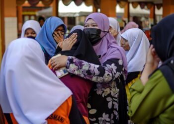 GURU sepatutnya menjadi rakan akrab kepada pelajar bertujuan  melahirkan insan sejahtera dalam hidup dan kemenjadiannya. – UTUSAN/FARIZ RUSADIO