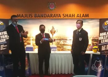 ZAMANI Ahmad Mansor (tengah) menunjukkan piala MVL yang bakal menjadi rebutan beberapa peserta temasya bulan depan di Shah Alam, Selangor. - UTUSAN/ABDUL RAZAK IDRIS