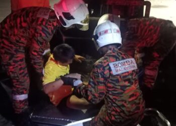 ANGGOTA bomba mengeluarkan mangsa yang tersepit di bawah runtuhan rumah dalam kejadian tanah runtuh di Jalan Temoh, Batu 3 dekat Tapah hari ini. - UTUSAN/IHSAN JBPM
