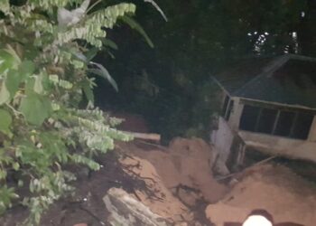 Antara contoh bencana yang berlaku  di kawasan perumahan Kemensah Heights, Ampang, Selangor baru-baru ini. - IHSAN BOMBA