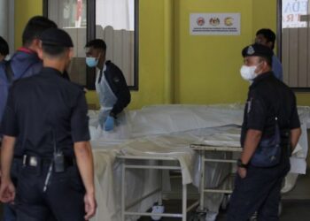 ANGGOTA polis membawa mayat mangsa tragedi tanah runtuh di tapak perkhemahan Father's Organic Farm di Hospital Selayang. - UTUSAN/AMIR KHALID