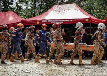 ANGGOTA pasukan bomba dan penyelamat Malaysia membawa keluar mayat mangsa yang tertimbus di lokasi tanah runtuh berhampiran tapak perkhemahan di Father's Organic Farm, Batang Kali. - UTUSAN/FARIZ RUSADIO