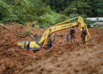 PASUKAN penyelamat meneruskan operasi mencari dan menyelamat mangsa yang memasuki hari kelima hari ini.  - FOTO/FARIZ RUSADIO