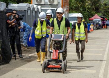 JABATAN Ukur dan Pemetaan membawa masuk alat Ground Penetrating Radar (GPR) atau radar penembusan tanah ke lokasi kejadian bagi operasi mencari dan menyelamat mangsa yang memasuki hari kelima di lokasi tragedi tanah runtuh di tapak perkhemahan FoF, Batang Kali, Hulu Selangor, hari ini. - FOTO/FARIZ RUSADIO