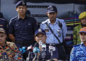 SUFFIAN Abdullah (tengah) bercakap pada sidang akhbar mengenai perkembangan terkini operasi mencari dan menyelamat mangsa yang memasuki hari kelima di lokasi tragedi tanah runtuh di tapak perkhemahan FoF, Batang Kali, Hulu Selangor, hari ini. - FOTO/FARIZ RUSADIO