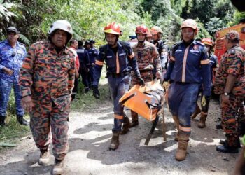 ANGGOTA bomba membawa keluar mayat yang ditemukan di lokasi kejadian. - JABATAN PENERANGAN