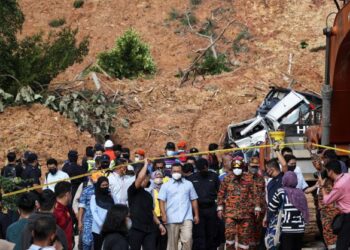 AMIRUDIN Shari (tengah) keluar dari kawasan yang terjejas akibat tanah runtuh di Taman Bukit Permai, Ampang, yang berlaku lewat petang semalam hingga mengorbankan empat nyawa dan hanya seorang terselamat ketika tinjauan hari ini. - FOTO/MUHAMAD IQBAL ROSLI