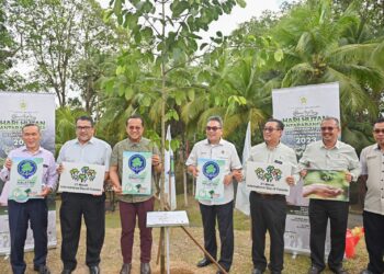 AHMAD Samsuri Mokhtar (tiga, kiri) bergambar selepas majlis perasmian Sambutan Hari Hutan Antarabangsa 2023 peringkat negeri di Kuala Terengganu, hari ini. - UTUSAN/PUQTRA HAIRRY ROSLI