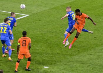 TANDUKAN penyudah daripada Denzel Dumfries (kanan) memasuki gawang Ukraine pada minit ke 85. Belanda menang 3-1 ketika menentang Ukraine dalam aksi peringkat Kumpulan C Euro 2020. - AFP