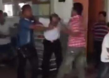 TANGKAP layar video pergaduhan antara pengawal keselamatan dan orang awam yang kembali tular sejak pagi tadi.
