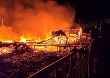 KEBAKARAN  yang memusnahkan 33 buah rumah di perkampungan atas air Kampung Tanjung Aru, Sabah.