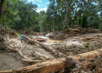 KEADAAN jalan mini tar yang rosak dan berubah wajah dalam kejadian banjir kilat dan kepala air selepas hujan lebat di Kampung Iboi, Kupang, Kedah. - UTUSAN/ SHAHIR NOORDIN