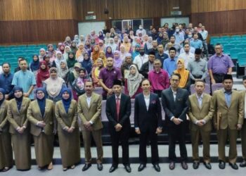 SHAIKH Harun Shaikh Ismail (barisan depan, tengah) bergambar selepas melancarkan pelan strategik 2023-2027 dan laman web baharu Maidam di Kuala Terengganu, hari ini. - UTUSAN/KAMALIZA KAMARUDDIN