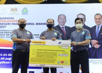WAN ROSDY Wan Ismail (tengah) menerima replika cek penerima faedah Perkeso Negeri Pahang daripada Timbalan Ketua Eksekutif (Operasi) Perkeso, John Riba Marin (kanan) dan turut disaksikan Pengerusi Jawatankuasa Belia dan Sukan, Sumber Manusia dan Badan Bukan Kerajaan negeri, Datuk Seri Mohd. Johari Hussain (kiri) pada majlis perasmian Program Penjana Kerjaya peringkat negeri Pahang di Wisma Perkeso di Kuantan, Pahang. - UTUSAN/SHAIKH AHMAD RAZIF