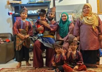 Fadzil Azwan Mohamad Nan dan keluarga berpakaian tradisional lengkap dengan tanjak warisan.