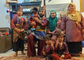 Fadzil Azwan Mohamad Nan dan keluarga berpakaian tradisional lengkap dengan tanjak warisan.
