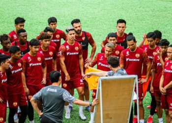 TAN Cheng Hoe memberi arahan kepada barisan pemain Selangor dalam sesi latihan kelmarin menjelang pertemuan menentang Kelantan United malam ini. - IHSAN SELANGOR FC