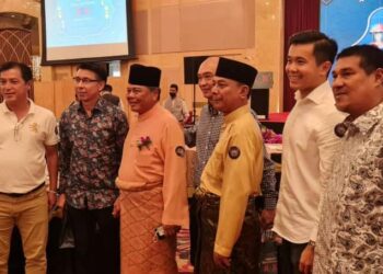 KEHADIRAN Tan Cheng Hoe (dua, kiri) pada Rumah Terbuka Hari Raya XOX Berhad, di Kuala Lumpur kelmarin mencetuskan tanda tanya.