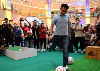 TAN Cheng Hoe menendang bola  pada perasmian bola rasmi Piala Dunia 2022 di Sunway Pyramid hari ini.