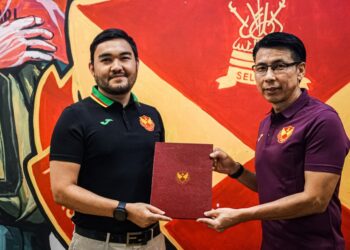PENGERUSI Selangor FC, Tengku Amir Shah Sultan Sharafuddin Idris Shah Alhaj (kiri) menyerahkan tawaran kontrak kepada Tan Cheng Hoe.