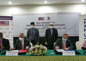 HAMDAN Ibrahim (dua dari kiri) dan Anuar Ahmad (dua dari kanan) menandatangani memorandum persefahaman antara TDMP dan UCTATI di Kuala Terengganu, semalam.