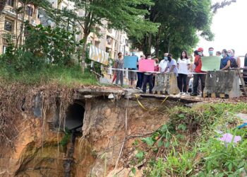 KEADAAN tebing yang runtuh berhampiran sebuah pangsapuri yang menimbulkan kebimbangan penduduk setempat di Permas Jaya, Pasir Gudang, Johor. - UTUSAN/KHAIRUL MOHD ALI