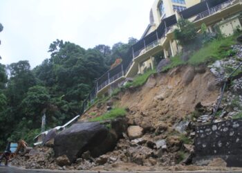 KEADAAN tanah runtuh ekoran batu menggelongsor dari tebing Bangunan Pusat Ilmu Falak Sheikh Tahir di Jalan Pantai Acheh, Balik Pulau, Pulau Pinang.