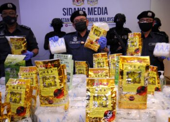 ABDUL Latif Abdul Kadir menunjukkan bungkusan teh yang mengandungi bahan kristal jernih disyaki dadah berbahaya jenis methamphetamine seberat 184 kilogram dalam sidang akhbar di Cawangan Narkotik Ibu Pejabat JKDM, Kampung Jijan, Nilai, Seremban hari ini. - UTUSAN/MOHD. SHAHJEHAN MAAMIN