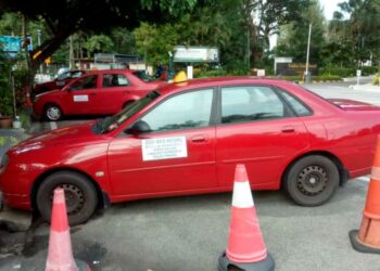HENTIAN Teksi Batu Ferringhi, Pulau Pinang kelihatan lengang akibat kekurangan pelancong ekoran pandemik Covid-19. - FOTO/SAFINA RAMLI