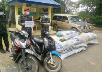 ABDUL Ghani Mohamad Ji (kanan) menunjukkan antara hasil rampasan termasuk motosikal, daun ketum dan sebuah kereta Pajero di Pos PB 11, Padang Besar, Perlis, semalam. – UTUSAN/NAZLINA NADZARI