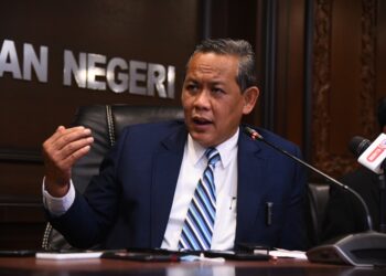 AMINUDDIN Harun dalam sidang akhbar selepas mempengerusikan Mesyuarat Mingguan Exco di Wisma Negeri, Seremban hari ini.