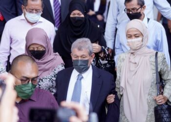 AHMAD  Ramli Mohd. Nor (tengah) ketika keluar dari mahkamah selepas didakwa atas tiga pertuduhan pecah amanah dana sebuah syarikat perkapalan berjumlah RM21.08 juta berkaitan perolehan projek pembinaan LCS di Mahkamah Sesyen Kuala Lumpur hari ini. -UTUSAN/FAUZI BAHARUDIN