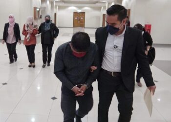 TENGKU Asraf Shah Tengku Yahya (dua, kanan) dan Zuriani Abdul Rahim @Abdul Rahman (dua, kiri) diiringi pegawai Suruhanjaya Pencegahan Rasuah Malaysia (SPRM) keluar dari Mahkamah Sesyen Kuantan di Kuantan, Pahang. - UTUSAN/ DIANA SURYA ABD WAHAB