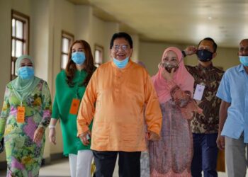 TENGKU Adnan Tengku Mansor hadir ke Kompleks Mahkamah Kuala Lumpur bagi perbicaraan kes rasuah RM2 juta hari ini. - FOTO/AMIR KHALID