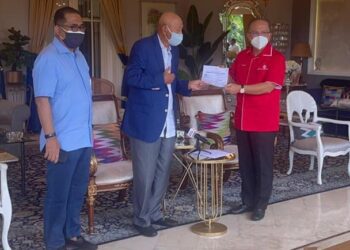 TENGKU AZLAN Sultan Abu Bakar (tengah) menyerahkan borang keahlian UMNO kepada Wan Rosdy Wan Ismail (kanan) di kediaman Tengku Azlan di Kuala Lumpur.