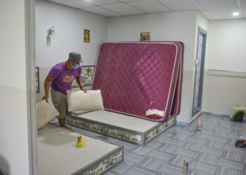 TENGKU Aswadi Tengku Ibrahim membersihkan bilik di inap desanya, Asmadi Guest House di Kampung Baru Pulau Redang, Kuala Nerus, Terenggau, baru-baru ini. - FOTO/PUQTRA HAIRRY ROSLI