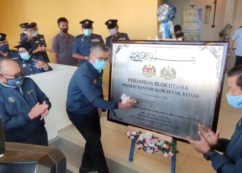 TENGKU Zafrul Tengku Abdul Aziz menandatangani plak perasmian Bangunan Blok Utama Pejabat Kastam Alor Setar, Alor Setar, Kedah hari ini. - FOTZO/ZAID MOHD. NOOR