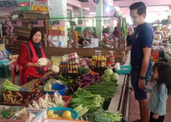 ORANG ramai mendapatkan bekalan barangan basah untuk dijadikan sebagai stok musim tengkujuh di  Pasar Ketereh, Kota Bharu, Kelantan. - UTUSAN/ROSMIZAN RESDI