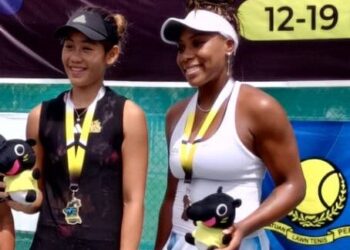 LANLANA Tararudee (kiri) menumpaskan Jaeda Daniel untuk muncul juara acara perseorangan kejohanan Tenis Sanctband ITF World Tenis Tour di Ipoh hari ini. - UTUSAN/AZIZAN HASHIM