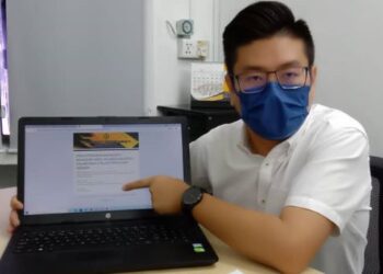 TEOH Yee Chern menunjukkan laman hadapan portal PTG yang tidak dapat diakses di pejabatnya di Kampung Koh dekat Lumut, Perak, hari ini. - FOTO/SHAMSUL KAMAL AMARUDIN