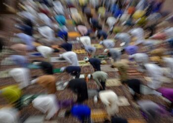Apakah persiapan kita untuk mencari malam lailatulqadar agar beroleh pahala beribadat melebihi 1,000 bulan atau 83 tahun empat bulan? – Utusan/FARIZ RUSADIO