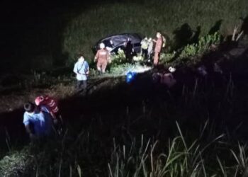 ANGGOTA bomba dan polis menyelamatkan enam sekeluarga yang terlibat dalam kemalangan selepas kereta dinaiki terbabas ke dalam gaung di Kilometer 28.8 Lebuhraya Utara Selatan di Kulai, Johor. - IHSAN BOMBA