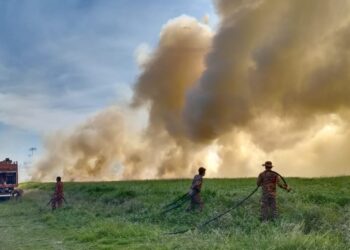 ANGGOTA  bomba memadam kebakaran lalang di bekas tapak Padang Terbang Sitiawan hari ini. - IHSAN JBPM