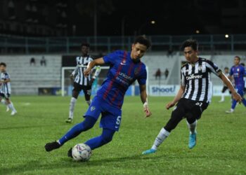 PERTAHANAN JDT II, Feroz Baharuddin (kiri) mengawal bola daripada dirampas pemain Terengganu FC II, Hakimi Abdullah dalam aksi Liga Perdana di Kuala Terengganu di sini sebentar tadi. - UTUSAN/PUQTRA HAIRRY ROSLI
