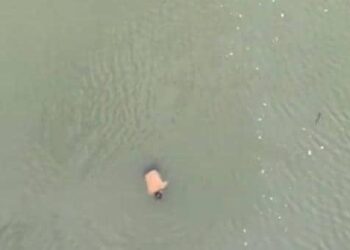 TANGKAP layar daripada video tular memaparkan seorang lelaki dipercayai terjun ke dalam Sungai Klang dari Jambatan Raja Muda di Klang, Selangor.
