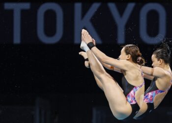 AKSI Leong Mun Yee (kiri) dan Pandelela Rinong dalam acara 10m platform seirama di Tokyo hari ini. - AFP