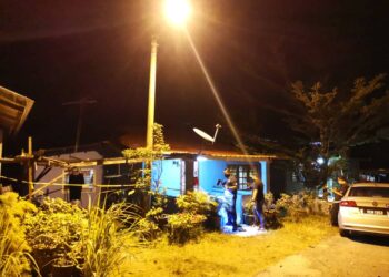 LOKASI kejadian seorang lelaki maut ditetak jirannya di kawasan rumah di Jalan Sitiawan-Beruas petang semalam. - MEDIA SOSIAL