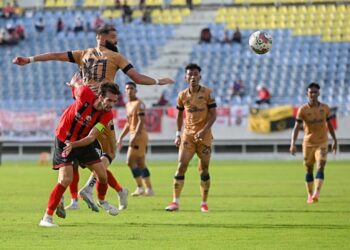 PEMAIN TFC, Liridon Krasniqi (dua, kiri) diasak pemain Kelantan FC dalam saingan Piala FA di Stadium Sultan Mizan Zainal Abidin, Kuala Nerus, Terengganu, petang ini. - UTUSAN/PUQTRA HAIRRY ROSLI