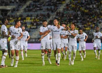 ADISAK Kraisorn (tengah) meraikan jaringan gol kedua bersama rakan pasukan ketika bertemu Kelantan FC dalam saingan Liga Super di Stadium Sultan Mizan Zainal Abidin, Kuala Nerus, malam ini. - UTUSAN/PUQTRA HAIRRY ROSLI